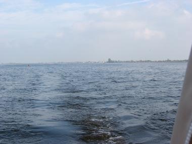 Het Tjeukemeer achter ons met zicht op Echtenerbrug.