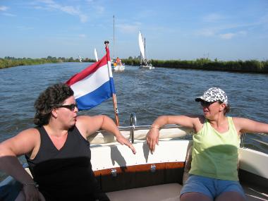 Christine en Christa in het zonnetje, achterin de boot.