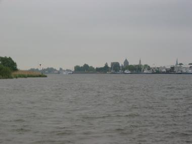 Kampen achter ons, gezien vanaf de IJssel.