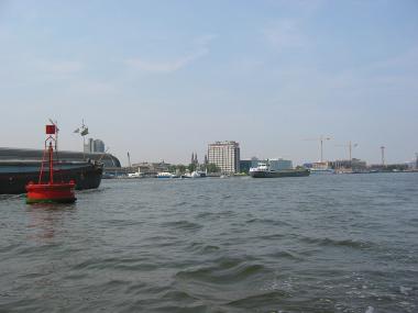 Druk Noordzeekanaal achter het Centraal Station.