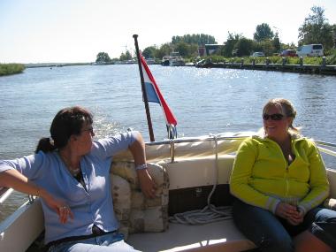 Christa en Samantha, lekker in het zonnetje op de rondzit achterin de boot.